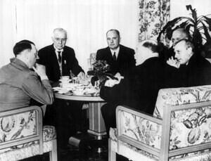 IBM-s CEO, Thomas J. Watson, sitting at the same table as Hitler